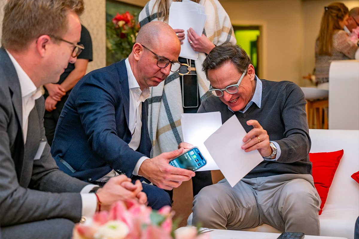 Deux collaborateurs d’EFG Bank Luxembourg résolvant collectivement une énigme lors d’un escape game sur mesure conçu par Mediation SA, activité de team building favorisant la cohésion d’équipe et l’intelligence collective.